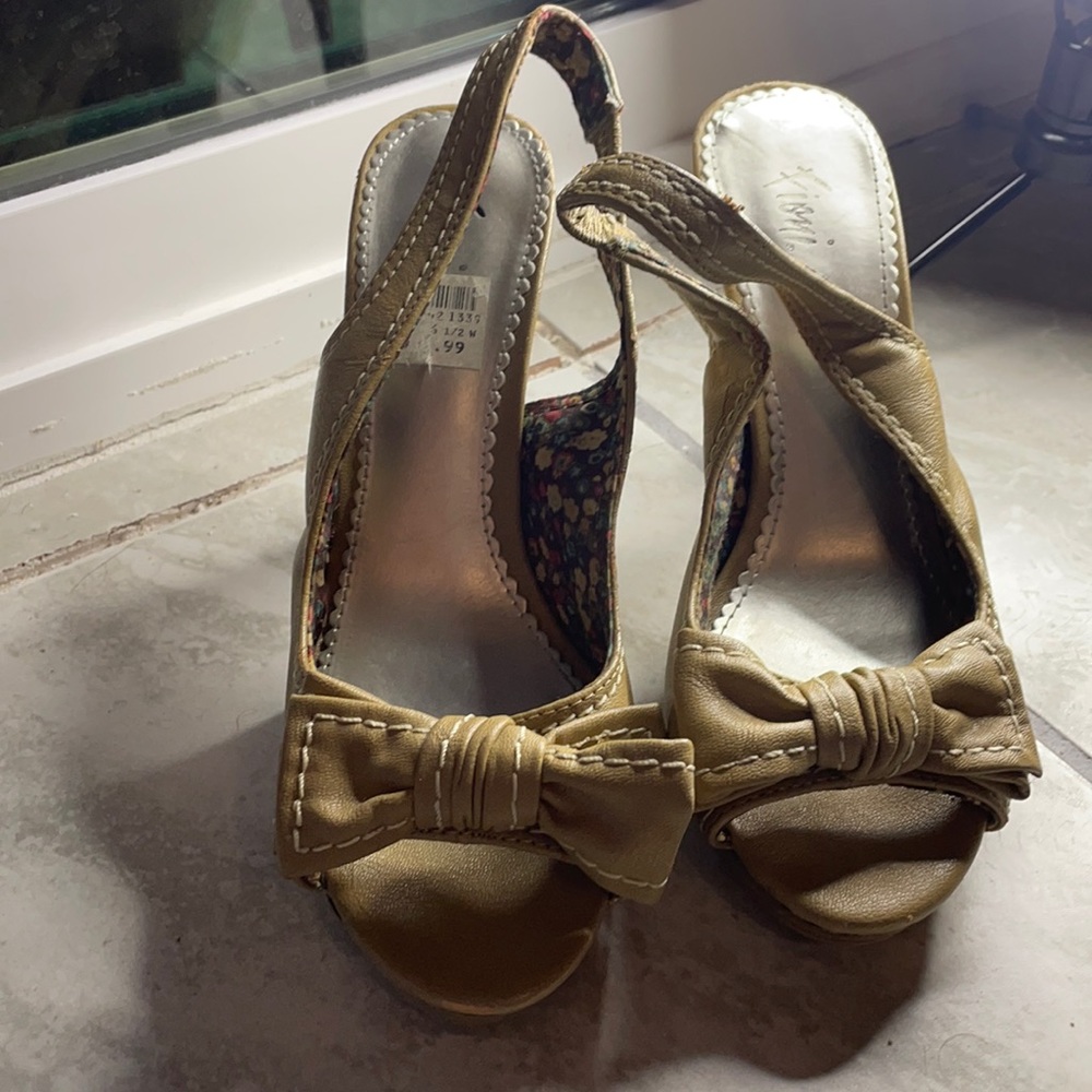 Women’s size 6.5W heels